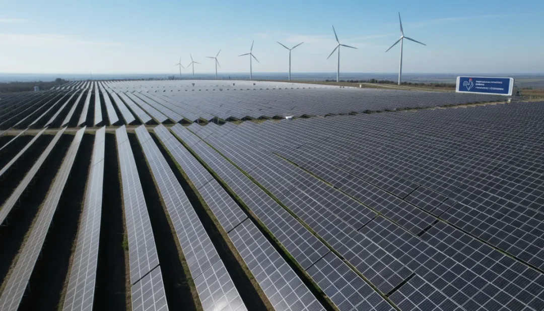 Panneaux solaires et éoliennes en France, illustrant l'investissement dans les énergies renouvelables et leur impact sur l'économie.
