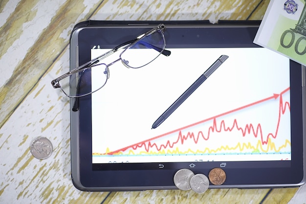 A graph illustrating the inverse relationship between interest rates and refinancing applications. The graph is clear and labeled, demonstrating the impact of rate hikes on refinancing activity.